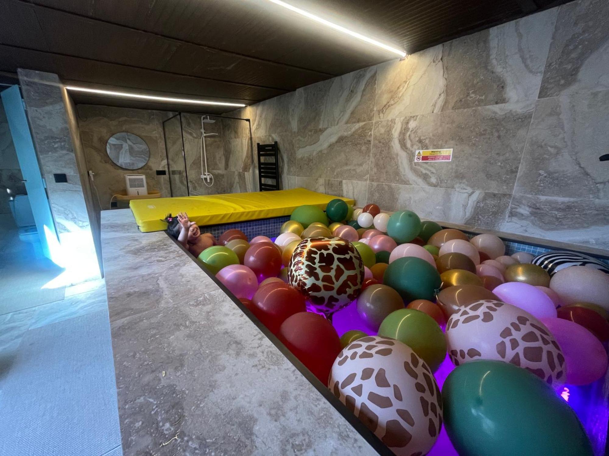 Hearts & Ponies Apartamentos Con Piscinas Privadas Cerca De La Warner Chinchon Exterior photo